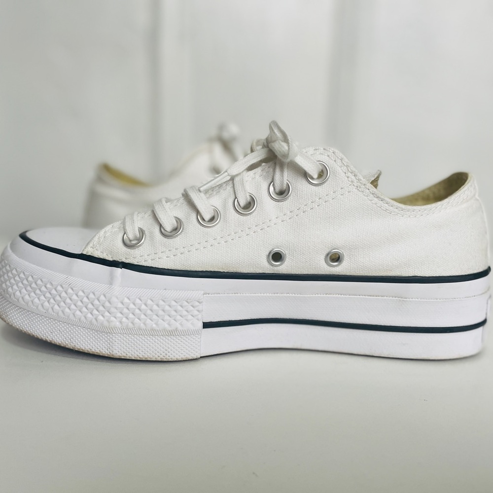 Converse Allstar White Canvas Sneakers with black stripes 👟👟